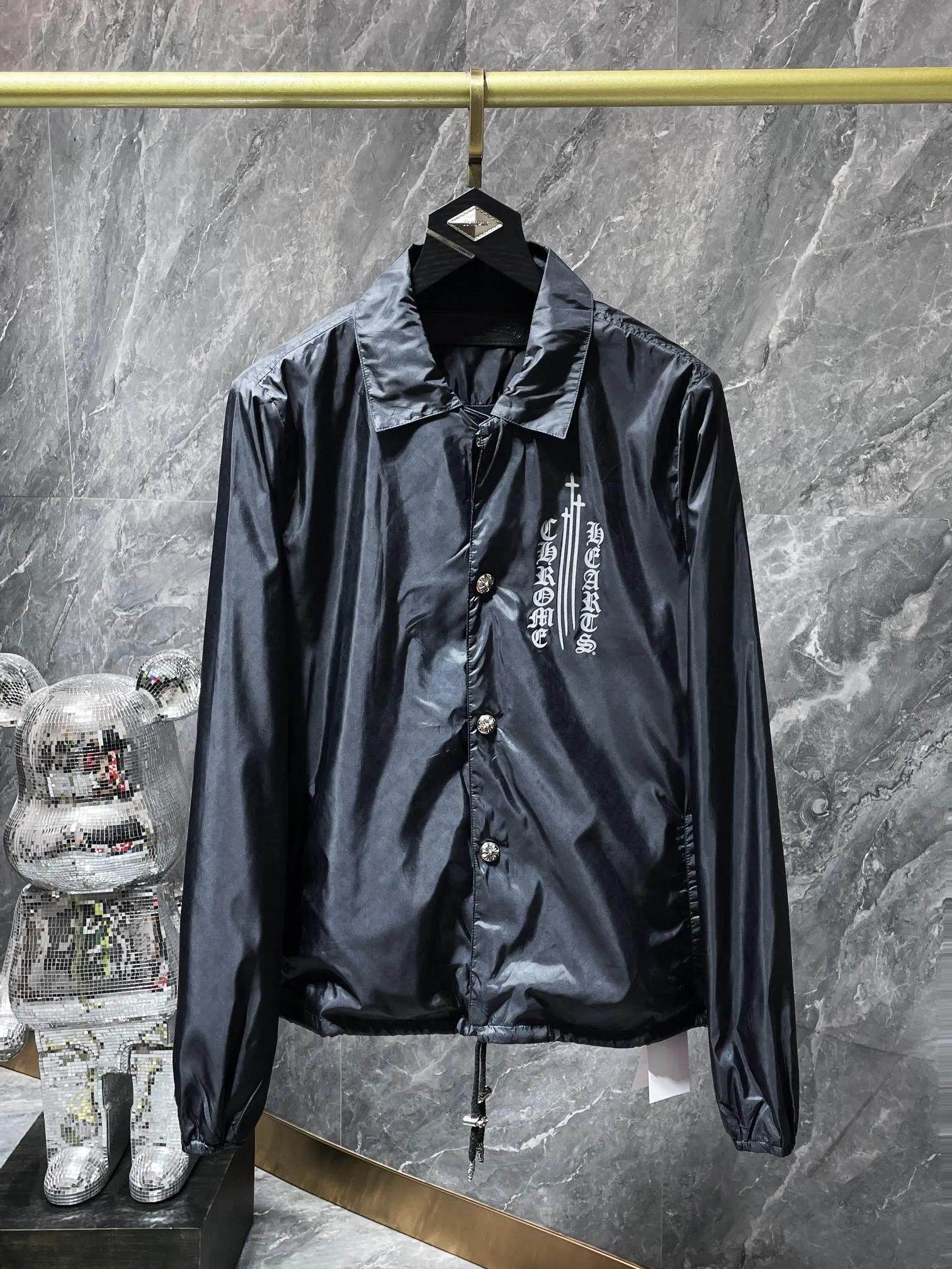 P356 Chrome Hearts Jacket Series Counter Synchronization ❤️ Crow Cross Dark Pattern Jacquard Lightweight Coach Jacket Windproof and Waterproof Dark Pattern Customized Fabric ➕ Sanskrit Reflective on the Back Original Hardware Molding Fine Craftsmanship Details Thin and Loose ✨ Slim Fit and Not Bulky Recommended Color: Custom Dark Pattern Pattern Series Code Numbers: S, M, L, XL